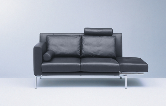 China Custom Leather Modern Upholstered Sofa Wooden Base European Style For Leisure supplier